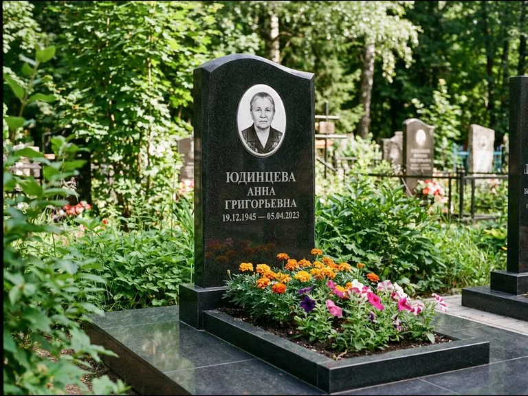 Овальный портрет на сером граните — работа «Юдинцева» в Уфе