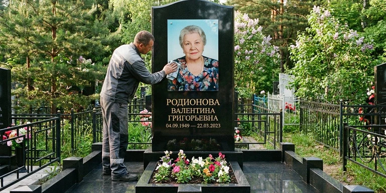 Фотокерамика и печать фото на памятник в Уфе — мастер устанавливает цветной портрет на стекле на гранитный памятник