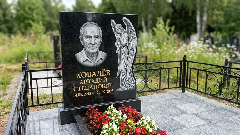 Гравировка ангела на памятник в Уфе — памятник из чёрного гранита с гравировкой