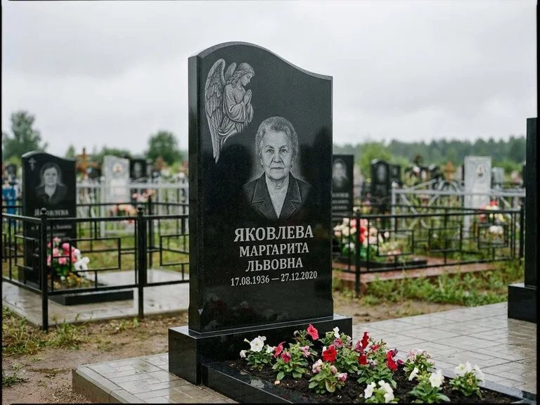 Памятник с гравировкой ангела — гравировка молящегося ангела в верхней части стелы, работа «Яковлева» в Уфе