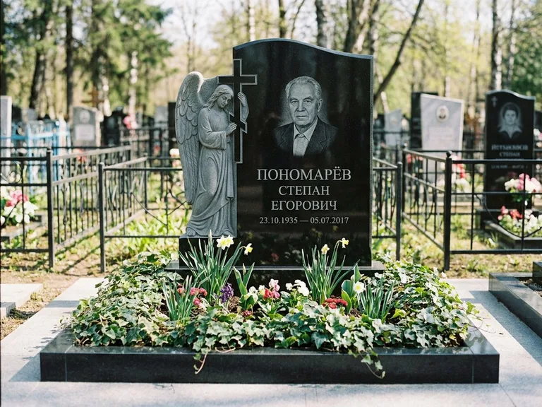 Памятник с гравировкой ангела — гравировка ангела с крестом рядом с эпитафией, работа «Пономарёв» в Уфе
