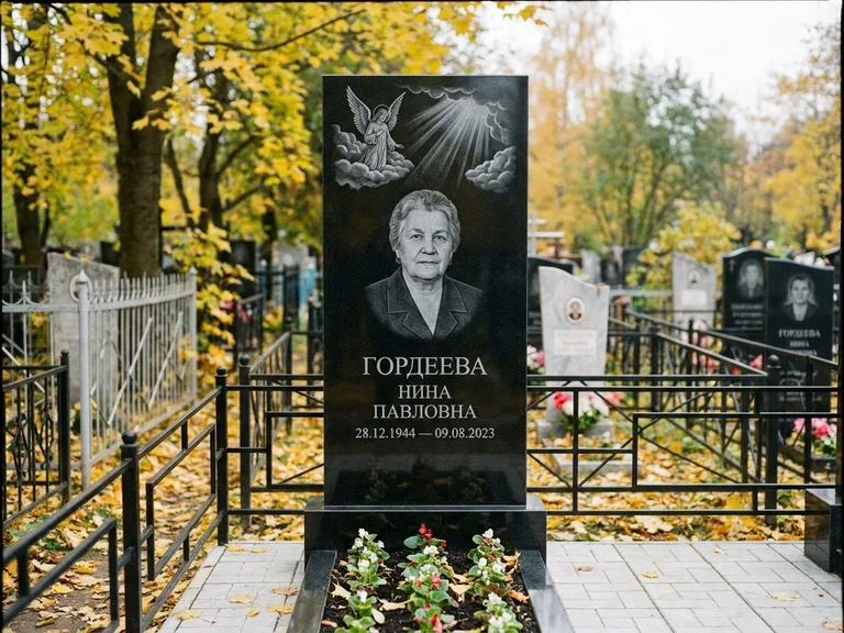 Памятник с гравировкой ангела — гравировка ангела в облаках с лучами над портретом, работа «Гордеева» в Уфе