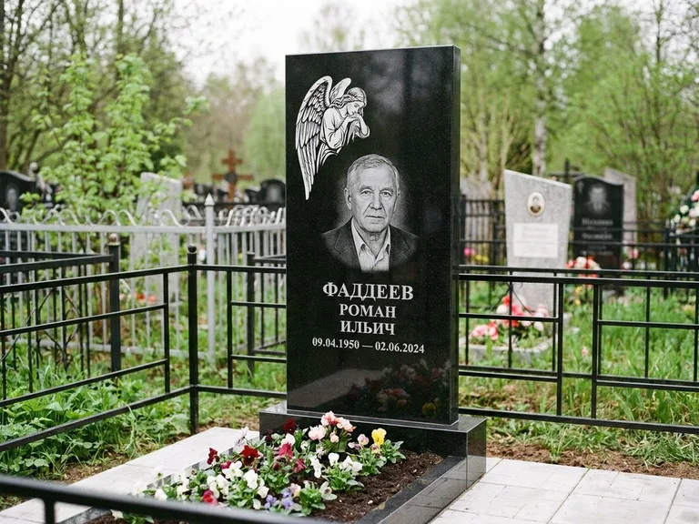 Памятник с гравировкой ангела — белая гравировка скорбящего ангела над портретом, работа «Фаддеев» в Уфе