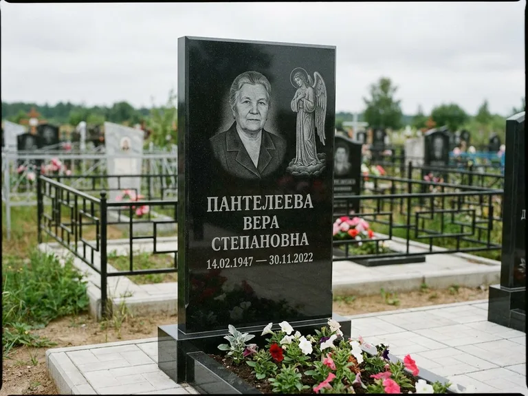 Памятник с гравировкой ангела — гравировка ангела-хранителя сбоку от портрета, работа «Пантелеева» в Уфе
