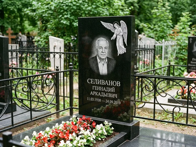 Памятник с гравировкой ангела — белая гравировка скорбящего ангела над портретом, работа «Селиванов» в Уфе