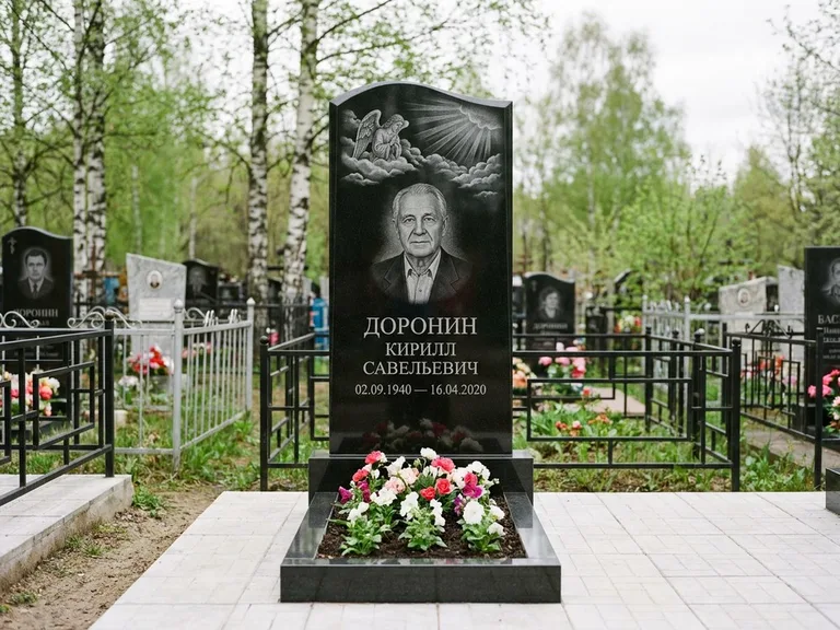 Памятник с гравировкой ангела — гравировка ангела в облаках с лучами над портретом, работа «Доронин» в Уфе