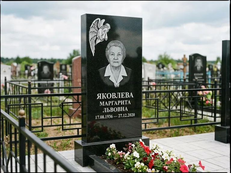 Памятник с гравировкой ангела — белая гравировка скорбящего ангела над портретом, работа «Яковлева» в Уфе