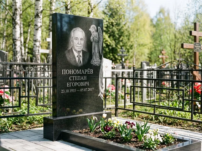Памятник с гравировкой ангела — гравировка ангела-хранителя сбоку от портрета, работа «Пономарёв» в Уфе