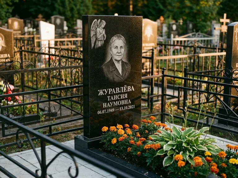 Памятник с гравировкой ангела — гравировка молящегося ангела в верхней части стелы, работа «Журавлёва» в Уфе