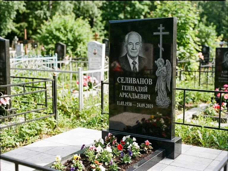 Памятник с гравировкой ангела — гравировка ангела с крестом рядом с эпитафией, работа «Селиванов» в Уфе