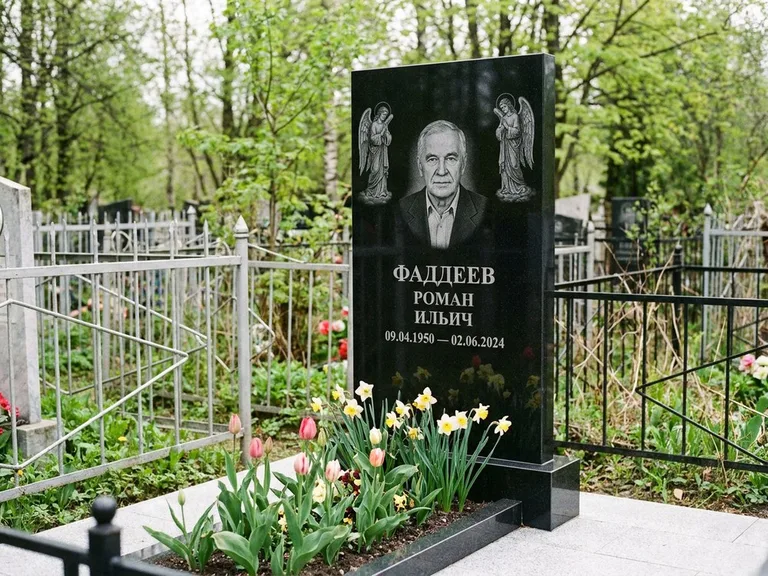 Памятник с гравировкой ангела — гравировка двух ангелов по сторонам портрета, работа «Фаддеев» в Уфе