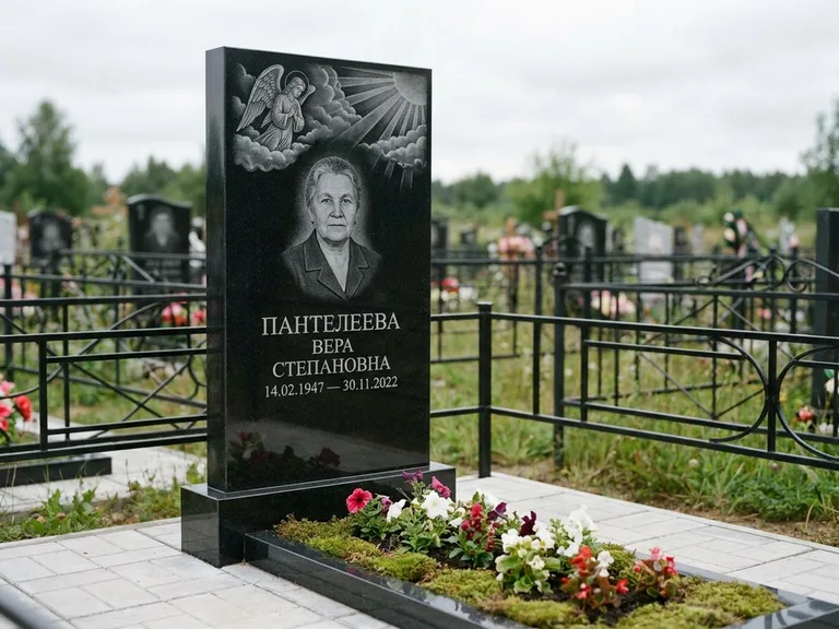 Памятник с гравировкой ангела — гравировка ангела в облаках с лучами над портретом, работа «Пантелеева» в Уфе