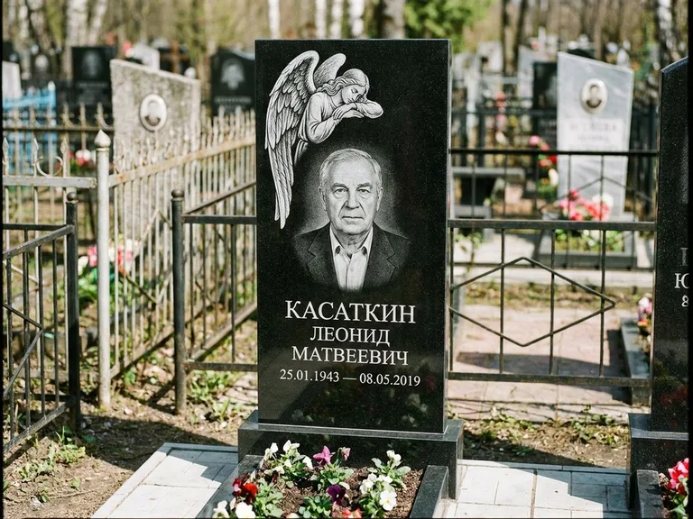 Памятник с гравировкой ангела — белая гравировка скорбящего ангела над портретом, работа «Касаткин» в Уфе