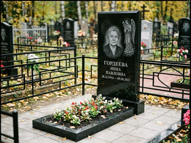 Памятник с гравировкой ангела — гравировка ангела-хранителя сбоку от портрета, работа «Гордеева» в Уфе