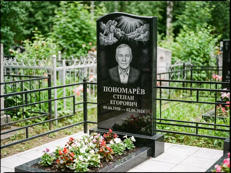 Памятник с гравировкой ангела — гравировка ангела-хранителя сбоку от портрета, работа «Лобанова» в Уфе