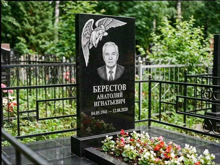 Памятник с гравировкой ангела — гравировка молящегося ангела в верхней части стелы, работа «Свиридов» в Уфе