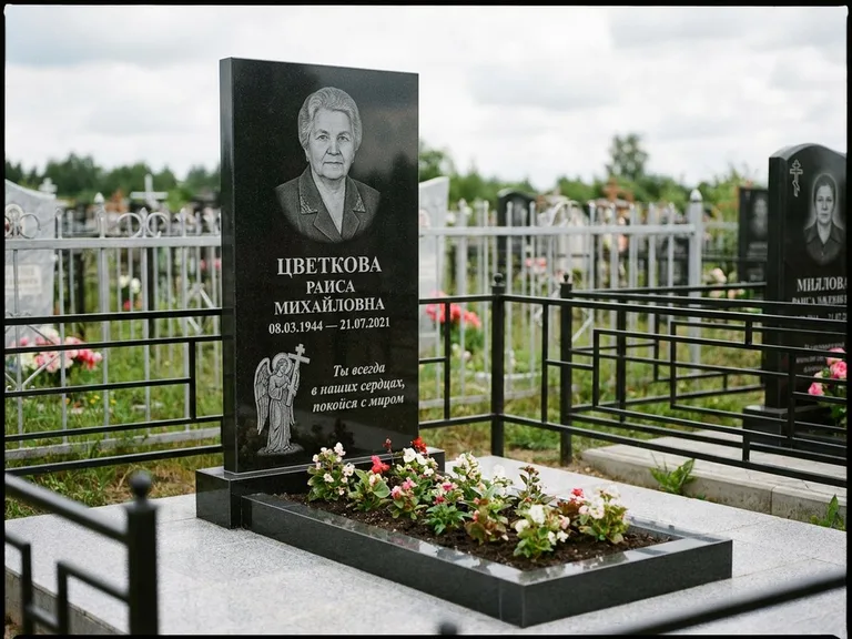 Памятник с гравировкой ангела — гравировка двух ангелов по сторонам портрета, работа «Яковлева» в Уфе