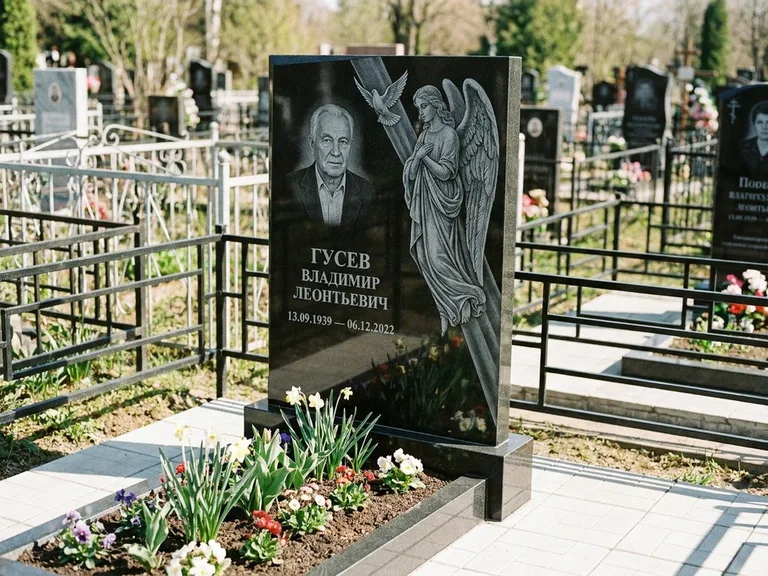 Памятник с гравировкой ангела — гравировка ангела в облаках с лучами над портретом, работа «Пономарёв» в Уфе