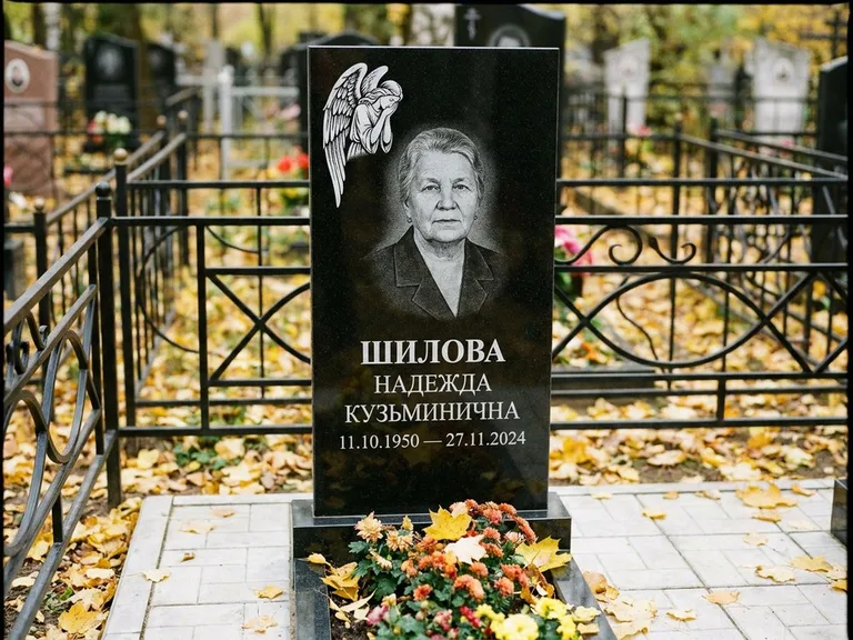 Памятник с гравировкой ангела — гравировка молящегося ангела в верхней части стелы, работа «Гордеева» в Уфе