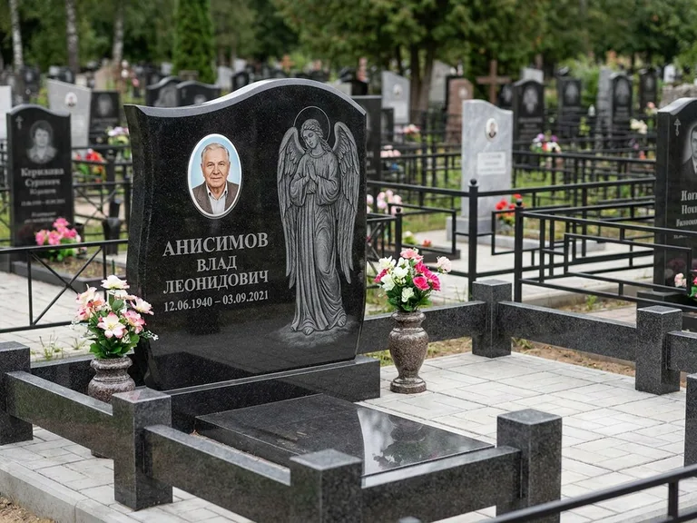 Памятник с гравировкой ангела — белая гравировка скорбящего ангела над портретом, работа «Свиридов» в Уфе