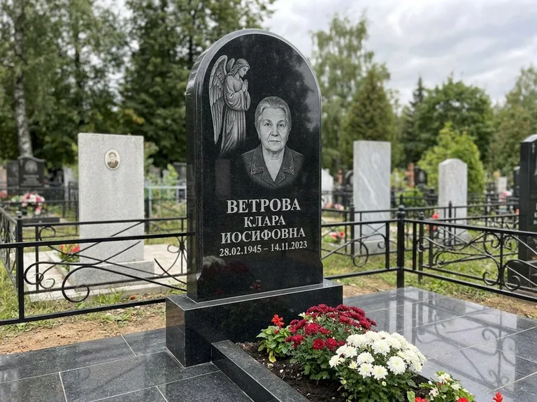 Памятник с гравировкой ангела — гравировка ангела-хранителя сбоку от портрета, работа «Игнатова» в Уфе