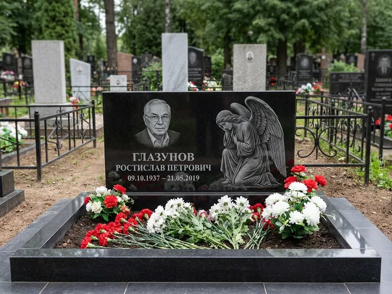 Памятник с гравировкой ангела — гравировка молящегося ангела в верхней части стелы, работа «Доронин» в Уфе