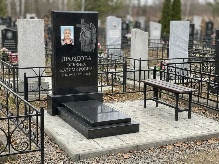 Памятник с гравировкой ангела — гравировка ангела с крестом рядом с эпитафией, работа «Яковлева» в Уфе
