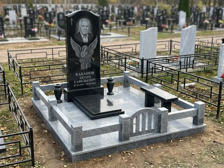 Памятник с гравировкой ангела — гравировка ангела с голубем по диагонали стелы, работа «Пономарёв» в Уфе