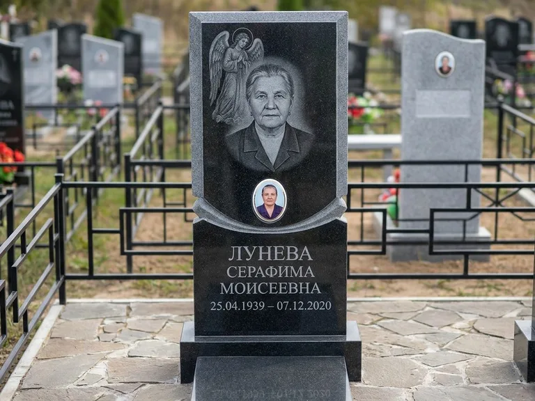 Памятник с гравировкой ангела — гравировка двух ангелов по сторонам портрета, работа «Журавлёва» в Уфе