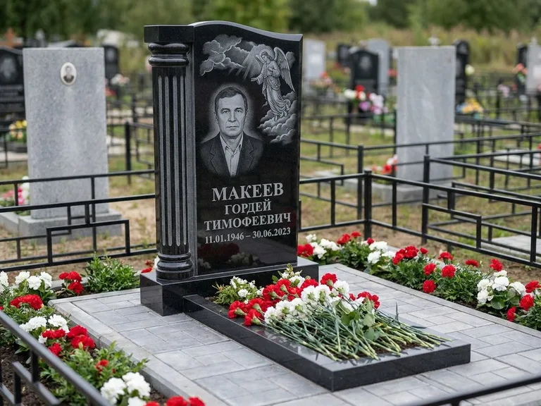 Памятник с гравировкой ангела — гравировка ангела в облаках с лучами над портретом, работа «Селиванов» в Уфе