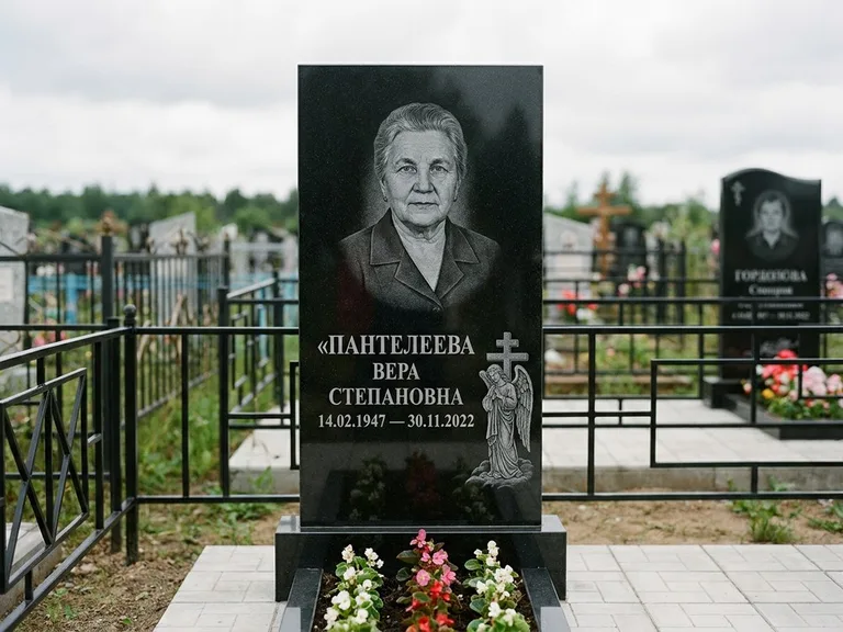 Памятник с гравировкой ангела — гравировка ангела с крестом рядом с эпитафией, работа «Пантелеева» в Уфе