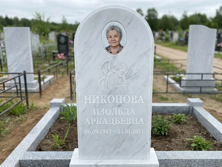 Памятник с гравировкой ангела — белая гравировка скорбящего ангела над портретом, работа «Гордеева» в Уфе