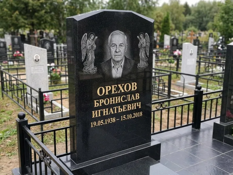 Памятник с гравировкой ангела — гравировка ангела-хранителя сбоку от портрета, работа «Фаддеев» в Уфе