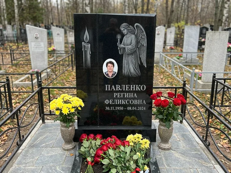 Памятник с гравировкой ангела — гравировка молящегося ангела в верхней части стелы, работа «Пантелеева» в Уфе