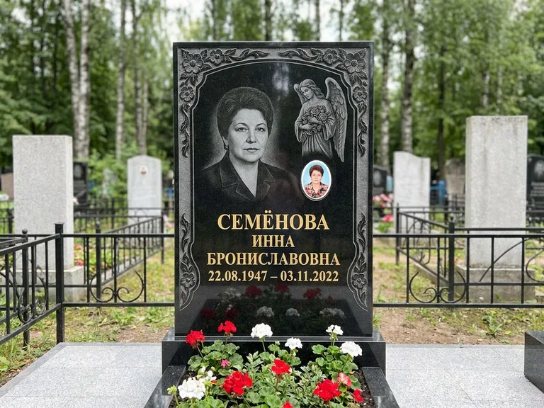 Памятник с гравировкой ангела — гравировка ангела с голубем по диагонали стелы, работа «Лобанова» в Уфе