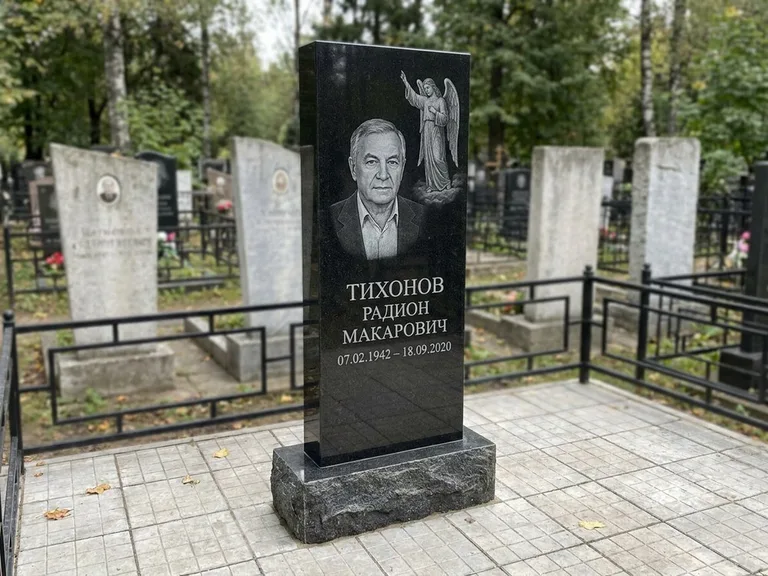 Памятник с гравировкой ангела — гравировка двух ангелов по сторонам портрета, работа «Свиридов» в Уфе
