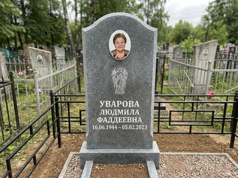 Памятник с гравировкой ангела — гравировка ангела в облаках с лучами над портретом, работа «Игнатова» в Уфе