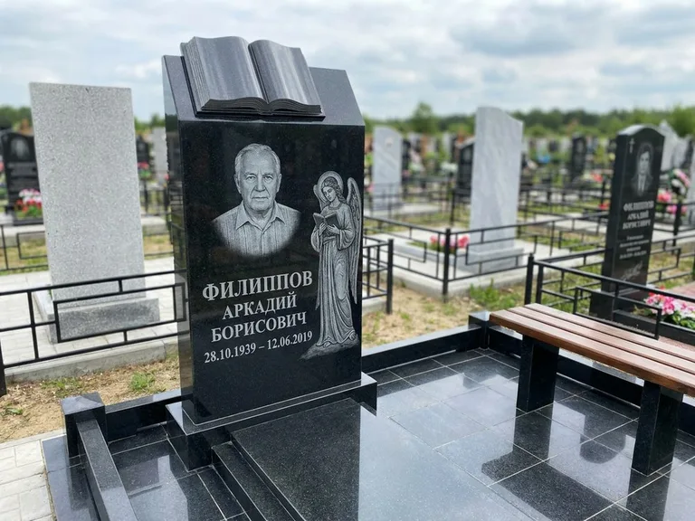 Памятник с гравировкой ангела — белая гравировка скорбящего ангела над портретом, работа «Доронин» в Уфе
