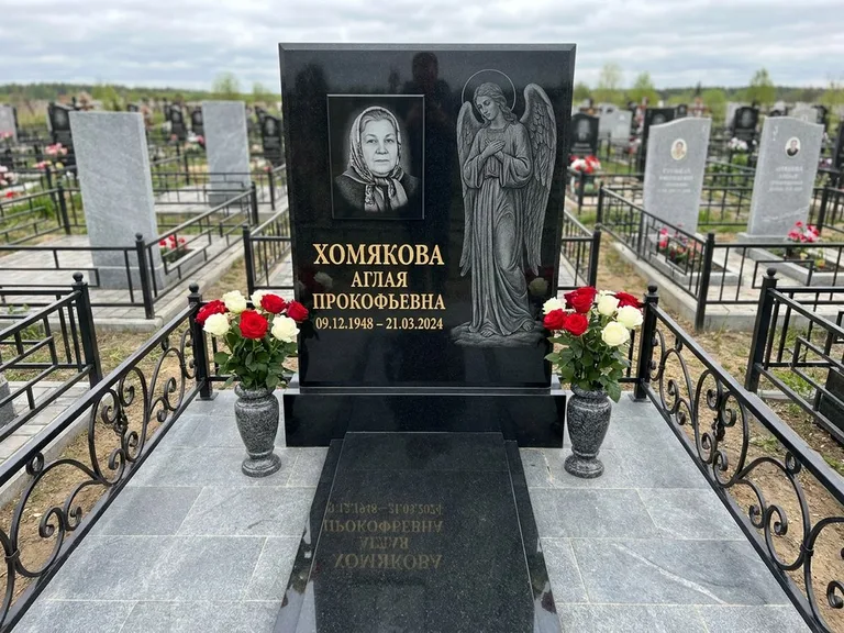 Памятник с гравировкой ангела — гравировка ангела-хранителя сбоку от портрета, работа «Яковлева» в Уфе