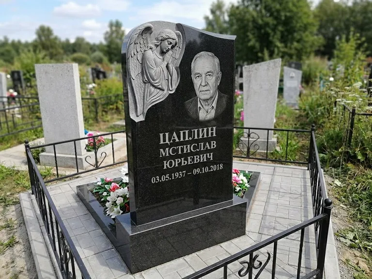 Памятник с гравировкой ангела — гравировка молящегося ангела в верхней части стелы, работа «Пономарёв» в Уфе