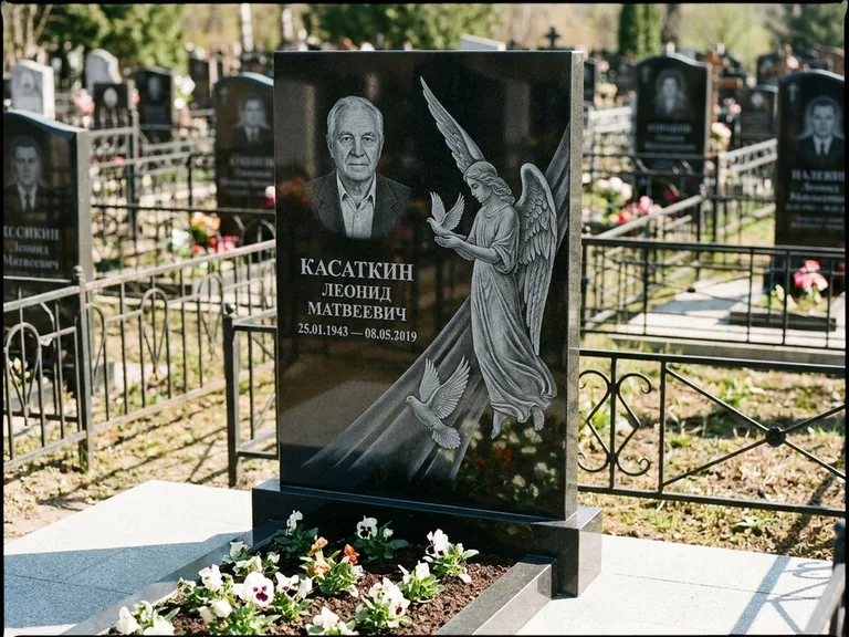 Памятник с гравировкой ангела — гравировка ангела с голубем по диагонали стелы, работа «Касаткин» в Уфе
