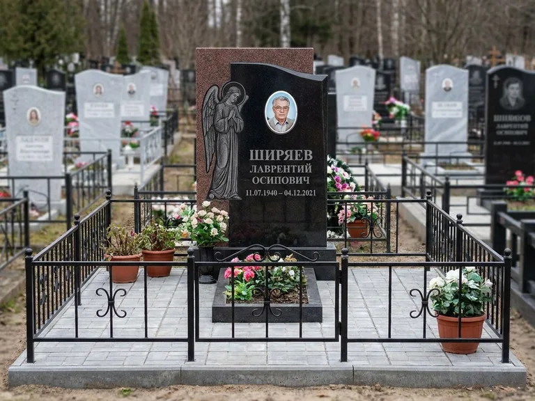 Памятник с гравировкой ангела — гравировка ангела с голубем по диагонали стелы, работа «Селиванов» в Уфе