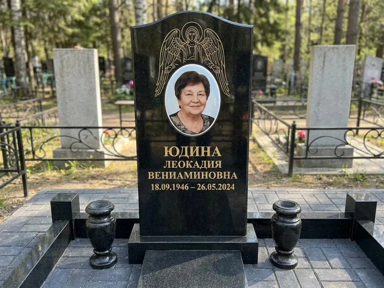 Памятник с гравировкой ангела — гравировка двух ангелов по сторонам портрета, работа «Гордеева» в Уфе