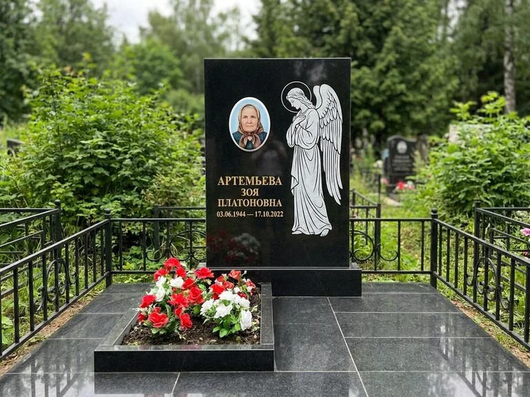 Памятник с гравировкой ангела — гравировка ангела в облаках с лучами над портретом, работа «Фаддеев» в Уфе