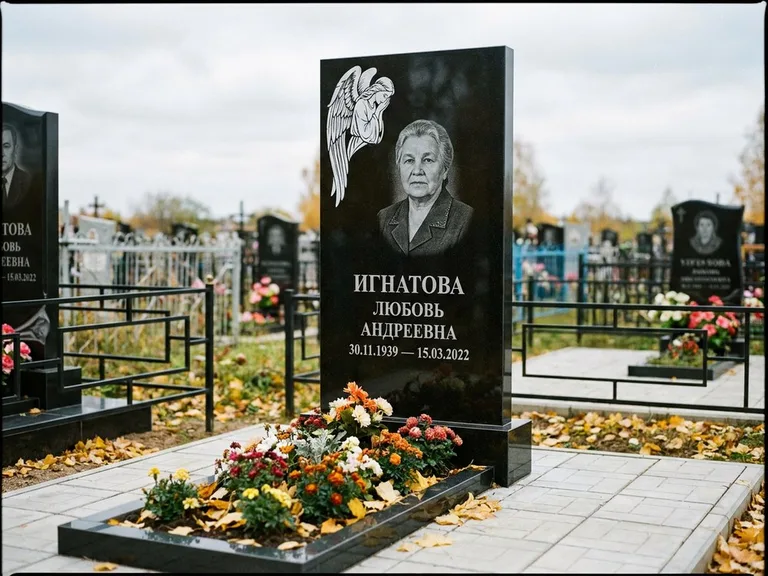 Памятник с гравировкой ангела — белая гравировка скорбящего ангела над портретом, работа «Игнатова» в Уфе