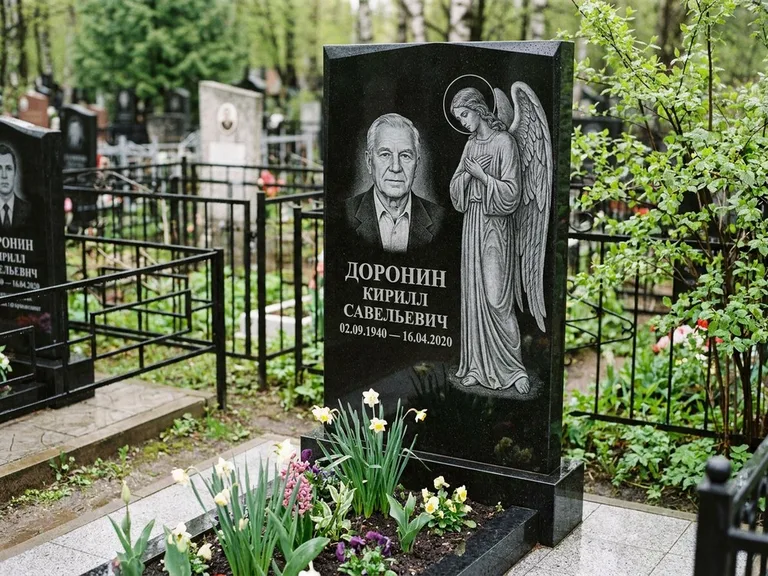 Памятник с гравировкой ангела — гравировка ангела-хранителя сбоку от портрета, работа «Доронин» в Уфе