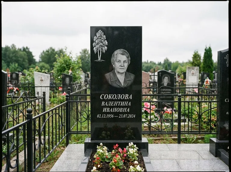 Памятник с гравировкой берёзы — гравировка одинокой берёзы над именем, работа «Соколова» в Уфе