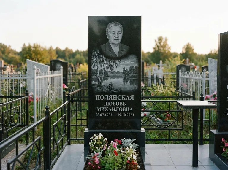 Памятник с гравировкой берёзы — гравировка берёзы у зеркального озера, работа «Полянская» в Уфе
