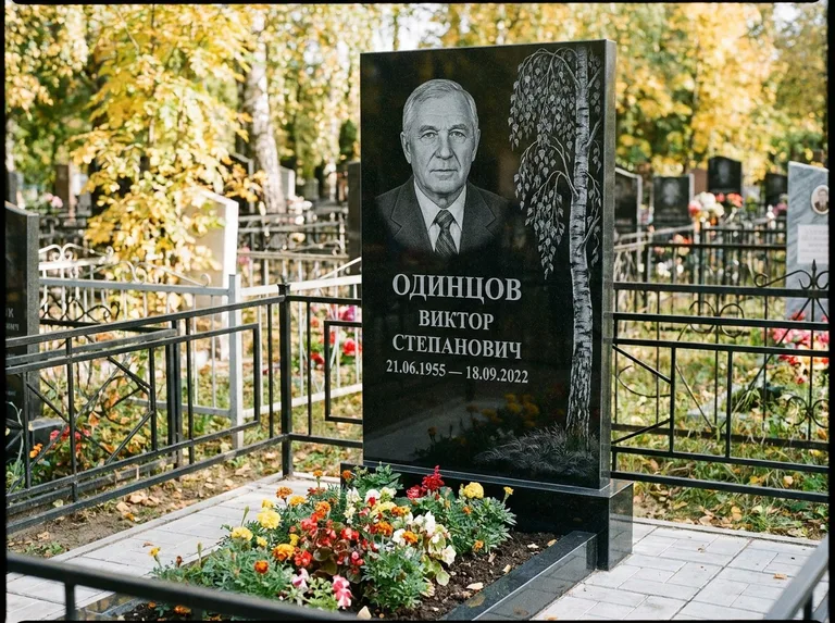 Памятник с гравировкой берёзы — гравировка плакучей берёзы с тонкими ветвями, работа «Одинцов» в Уфе