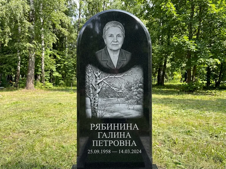Памятник с гравировкой берёзы: стела с плавным арочным верхом — зимняя берёза, снег на ветвях, газон без ограды, стриженая трава, работа «Рябинина» в Уфе